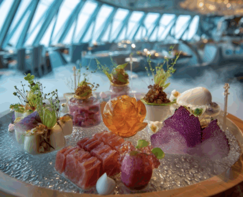 Assortiment de mets luxueux disposés sur un plateau de glace dans un restaurant élégant, illustrant la fraîcheur et le raffinement signés La Glacière Alpine.